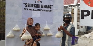 Wow! Begini Cara Unik PKS Kalteng Bantu Warga dengan Sedekah Beras