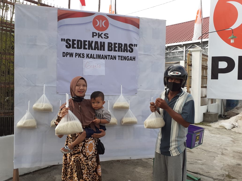 BERBAGI-Dewan Pengurus Wilayah Partai Keadilan Sejahtera (PKS) Provinsi Kalimantan Tengah melakukan kegiatan program "Sedekah Beras" gratis dengan cara yang unik bagi warga yang membutuhkan, Rabu (23/12).