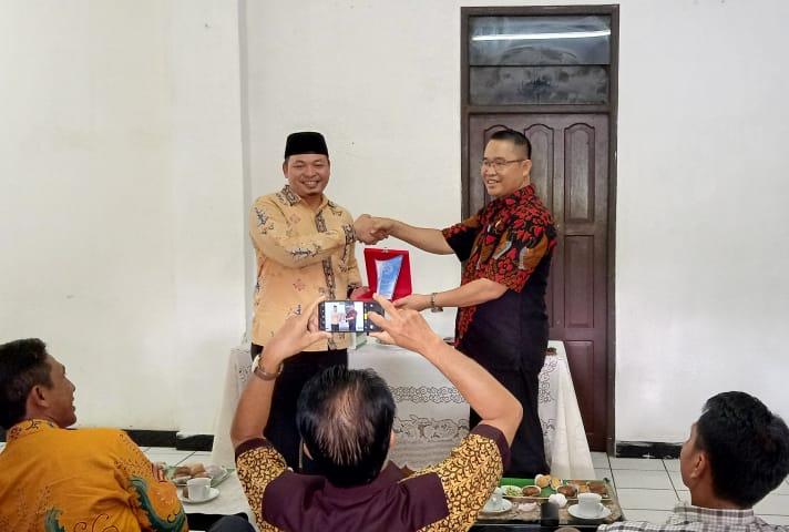 Ketua DPW PKS Kalteng, H Heru Hidayat dan Ketua PGI Wilayah Kalteng, Pdt Mediorapano, S.Th, M.Min berjabat tangan. Foto : syah