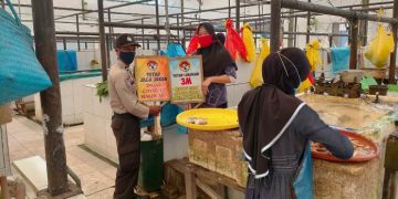 Polsek Bukit Batu Sambangi Pasar Tangkiling Sosialisasikan 3M