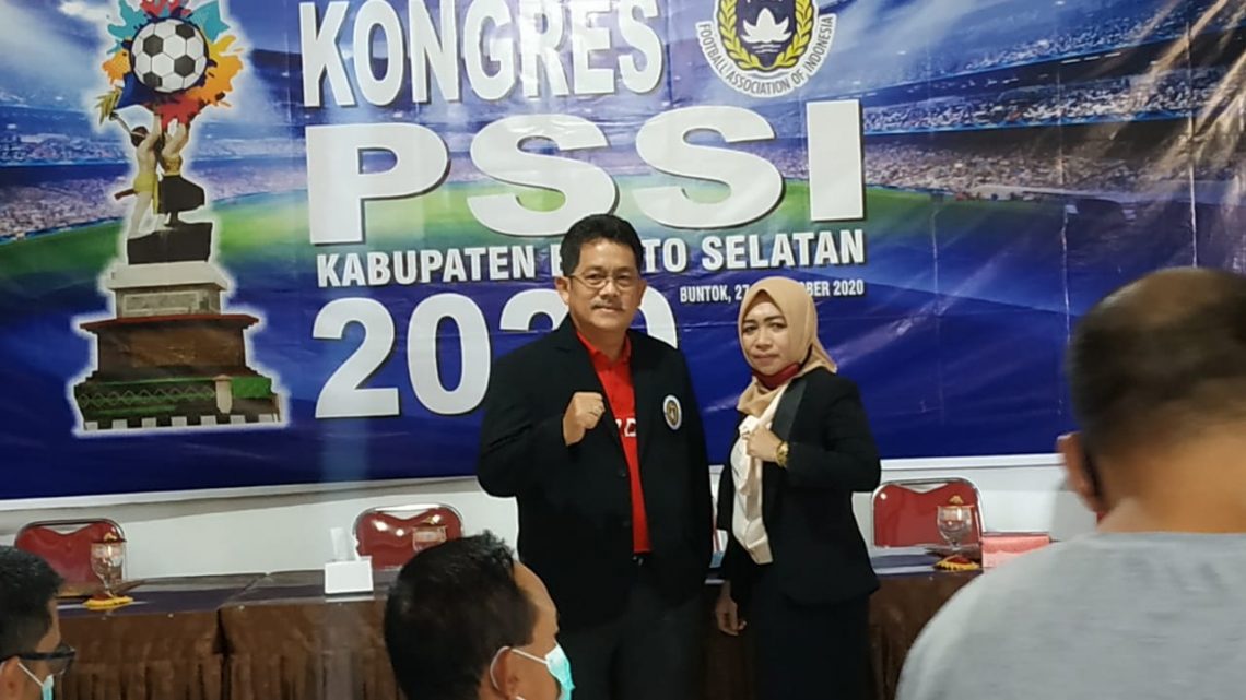 FOTO BERSAMA-Tampak Ida Riani foto bersama dengan pengurus PSSI Kalteng Dody usai pemilihan.