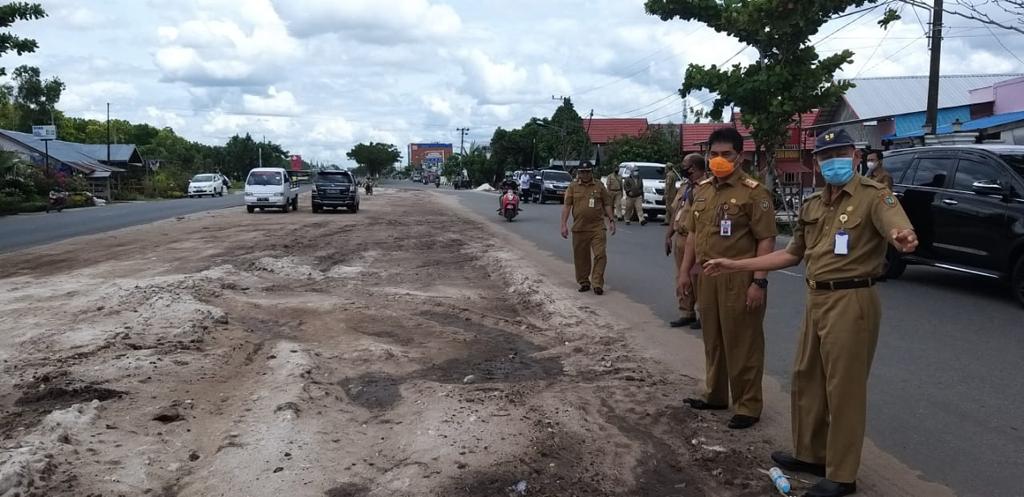CEK LAPANGAN-Kadis PUPR Kalteng Shalahuddin memantau kondisi penanganan jalan Yos Sudarso, Palangka Raya, Selasa (12/1).