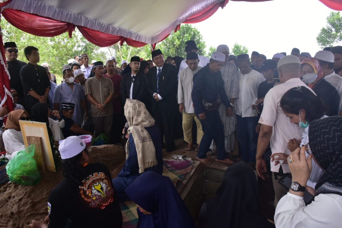 Pemakaman Almarhun Anggota DPRD Kota Palangka Raya, Jumatni, Rabu (25/1/2023). Foto : im