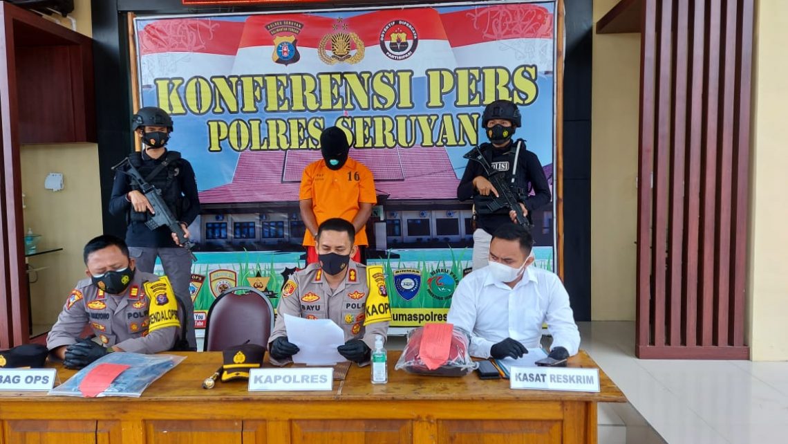 Press rilis pengungkapan kasus pencurian dengan pemberatan di Mapolres Seruyan yang dipimpin Kapolres AKBP Bayu Wicaksono, Rabu (3/2/2021). Foto : Tbn