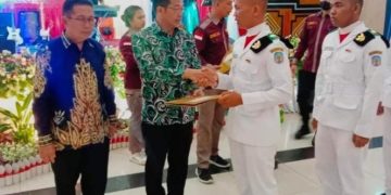 Bupati Perdie Serahkan Penghargaan kepada Paskibraka