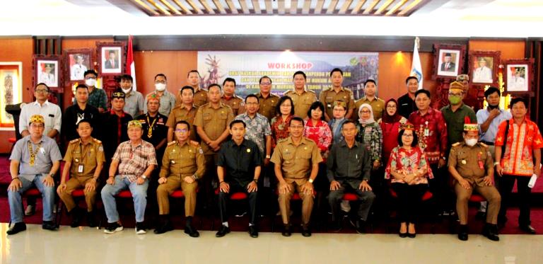 Bupati Murung Raya, Perdie M.Yoseph (tengah duduk) foto bersama seluruh peserta workshop draf naskah akademik dan draf rancangan peraturan daerah (Raperda) Masyarakat Hukum Adat (MHA) di Aula Gedung B Kantor Bupati, Senin, (28/11/2022). Foto : Ist