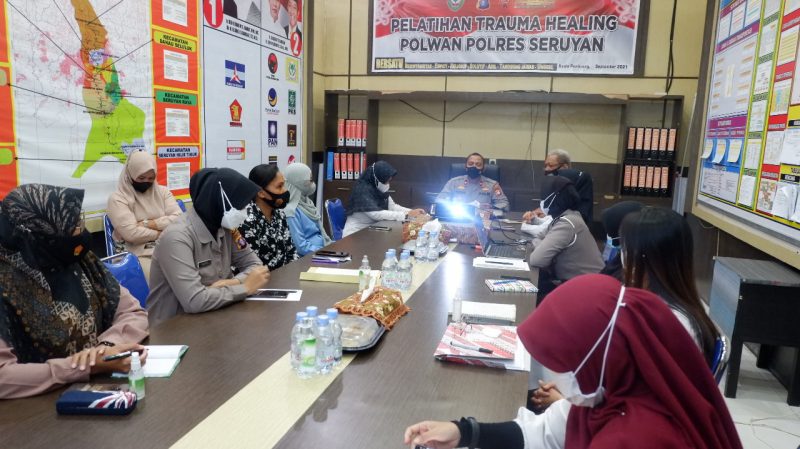 Polwan Polres Seruyan mengikuti pelatihan Psychological atau Trauma Healing di Aula Data Polres Polres Seruyan, Rabu (08/09/2021). Foto : Tbn