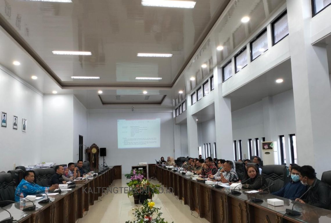 DPRD Kabupaten Barito Utara saat menggelar Rapat Dengar Pendapat (RDP) terkait penyelesaian pembangunan jalan semenisasi antara desa Desa Luwe Hilir dan Luwe Hulu. (foto : S. Purwanto)