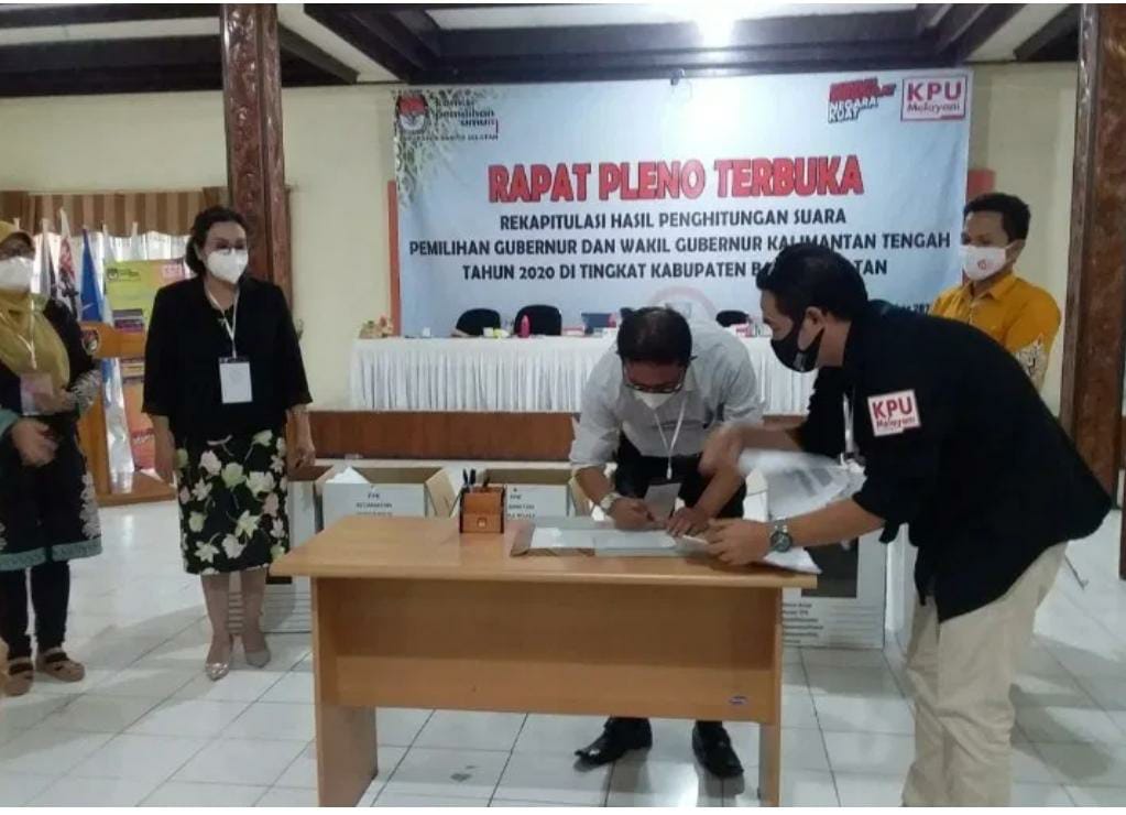 Suasana penandatanganan berita acara rekapitulasi Pilgub Kalteng 2020 di KPU Barsel. FOTO : rul.