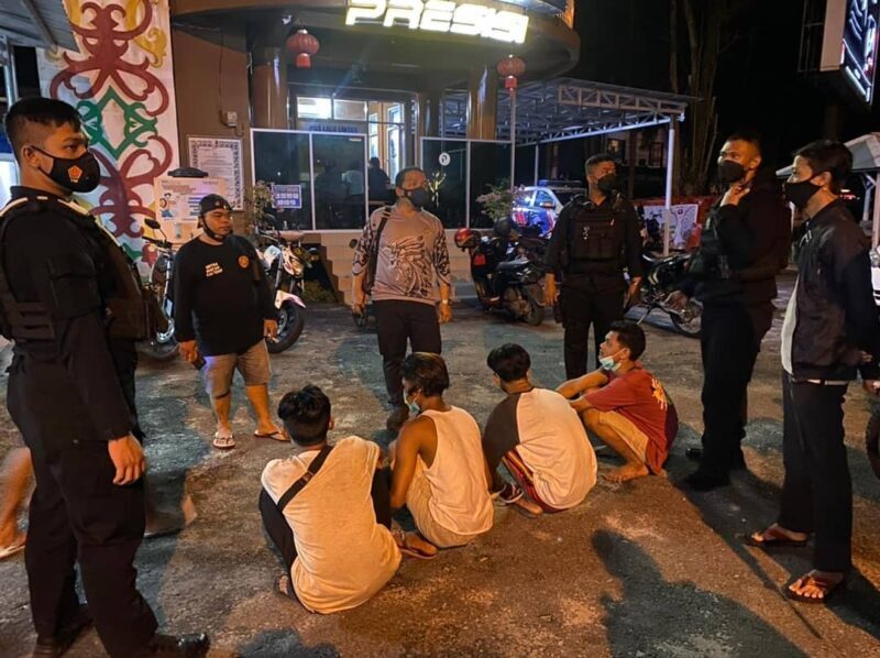 Direktorat Samapta (Ditsamapta) Polda Kalteng berhasil mengamankan empat pemuda yang diduga melakukan premanisme dengan memalak masyarakat yang sedang nongkrok di kawasan Taman Jalan Yos Soedarso, Kota Palangka Raya, Selasa (22/06/2021) dini hari. Foto : TN