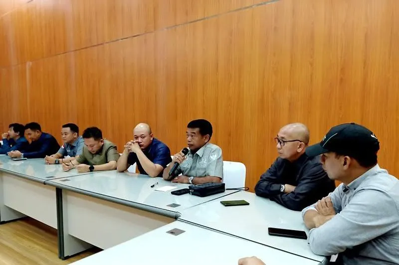 Ketua Komisi III DPRD Barito Utara Tejeri dan beberapa anggota DPRD lainnya saat menerima perwakilan dari warga Desa Hajak di ruang Ketua DPRD, Senin (16/1/2023). Foto: Ist