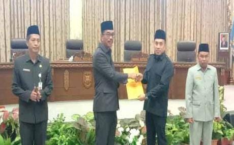 Rapat Paripurna III Masa Sidang II Tahun 2023 dengan agenda Jawaban Terhadap Pemandangan Umum Fraksi DPRD terhadap Raperda Pengakuan dan Perlindungan Masyarakat Hukum Adat.