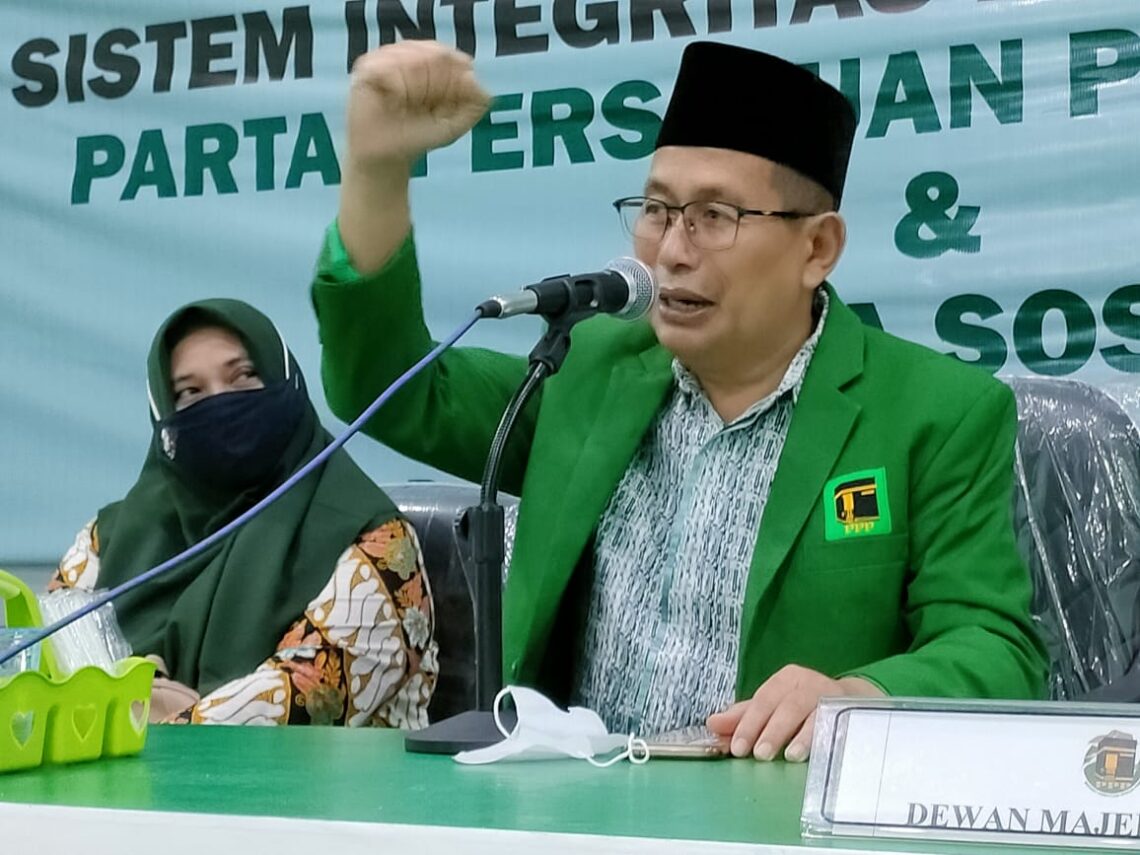 Sekretaris DPW PPP Kalteng, Rejikinnor S.Sos saat memberikan motivasi pada penutupan Bimtek Sistem integritas kesekretariatan dan pelatihan pengelolaan Medsos di sekretariat kantor DPW PPP Kalteng jalan Kinibalu Palangka Raya, Selasa (15/3/2022). Foto : AT