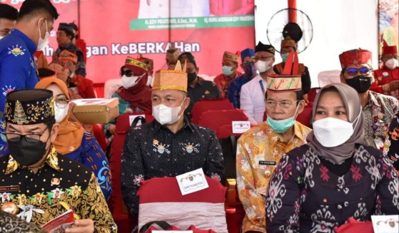 Wakil Bupati Lamandau Riko Porwanto saat menyaksikan ajang Festival Budaya Isen Mulang di Palangka Raya