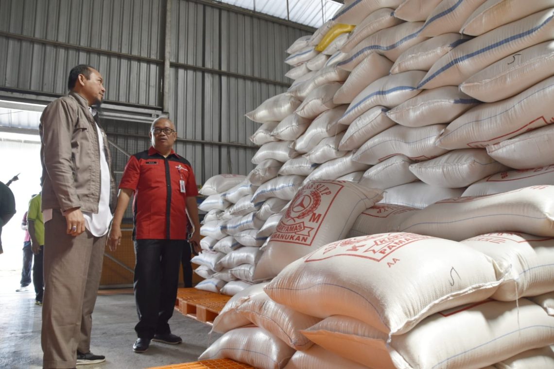 Kepala Dinas Ketahanan Pangan Riza Rahmadi dengan Pemimpin Wilayah Perum Bulog Kanwil Kalteng Amrullah saat meninjau langsung stock ketersediaan beras