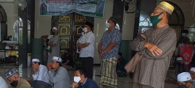 JAGA JARAK-Jamaah Masjid Al Azhar, Komplek Amaco Palangka Raya tampak menjaga jarak saat melaksanakan salat Jumat, kemarin.
