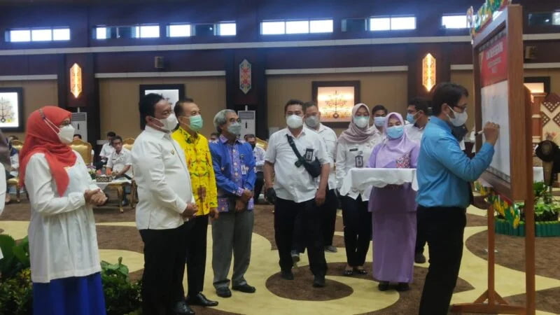 Wakil Gubernur Kalteng, H. Edy Pratowo, didampingi Pj.Sekda. H.Nuryakin saat menghadiri peluncuran aplikasi SIPEKA. (Foto/ist)