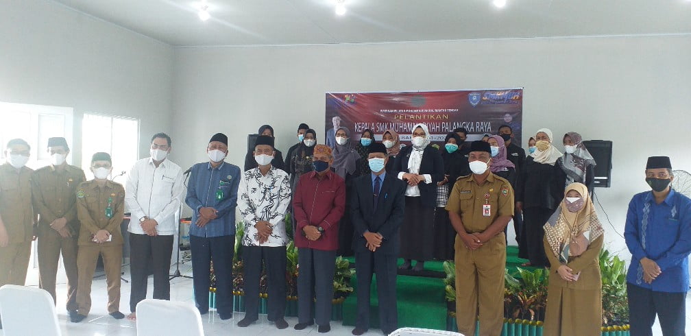 foto bersama-Jajaran PW Muhammadiyah Kalteng, Sekretaris Disdik dan kepala SMK serta guru SMK Muhammadiayh Palangka Raya