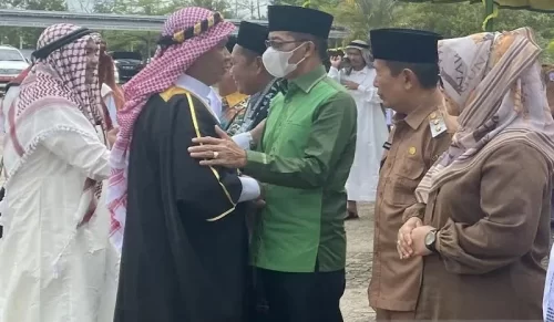 Bupati Murung Raya Perdie M Yoseph bersama Wakil Bupati Murung Raya Rejikinoor saat menyambut kepulangan jemaah haji di Puruk Cahu, Selasa (2/8/2022).