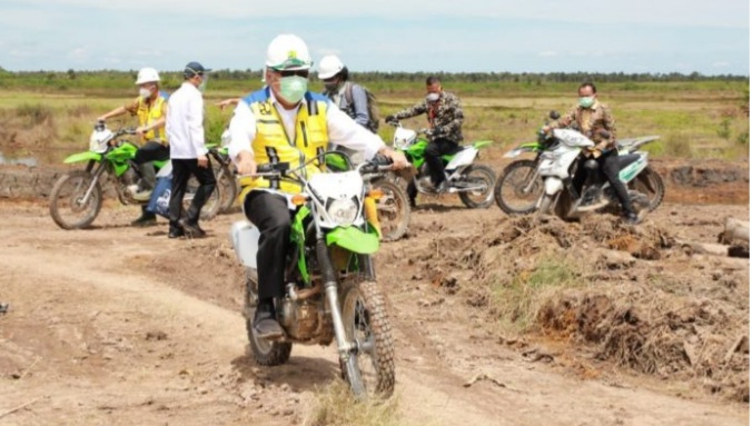 Menteri PUPR Basuki Hadimuljono saat meninjau kawasan Food Estate di Kabupaten Kapuas Kalteng, Jumat (30/10/2020). *sumber:Disperkimtan Kalteng.