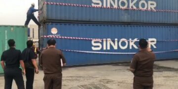 Ungkap Mafia Pelabuhan, Penyidik Kejagung Sita dan Segel 19 Kontainer