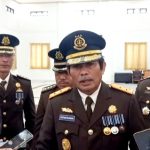 Kajati Kalteng Pathor Rahman (tengah) didampingi Kasi Penkum Dodik Mahendra (kiri) saat diwawancara para awak media seusai memimpim upacara peringatan Hari Bhakti Adhyaksa ke-63 Tahun 2023 di Palangka Raya, Sabtu (22/7/2023) pagi. Foto: fer