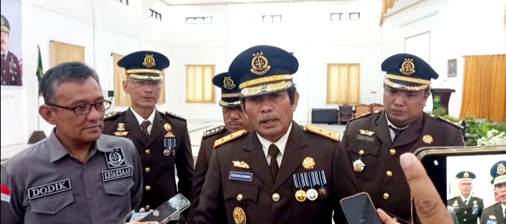 Kajati Kalteng Pathor Rahman (tengah) didampingi Kasi Penkum Dodik Mahendra (kiri) saat diwawancara para awak media seusai memimpim upacara peringatan Hari Bhakti Adhyaksa ke-63 Tahun 2023 di Palangka Raya, Sabtu (22/7/2023) pagi. Foto: fer