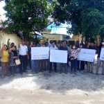 Warga Jalan Hiu Putih VIIIA, VIII B dan Hiu Putih IX pemegang Sertifikat Hak Milik (SHM) didampingi kuasa hukum melakukan orasi di lokasi yang digugat, Sabtu (22/7/2023). Foto: fer