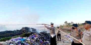 Antisipasi Kebakaran Meluas, Kapolres Pulang Pisau Pimpin Pemadaman Api di TPA Desa Gohong