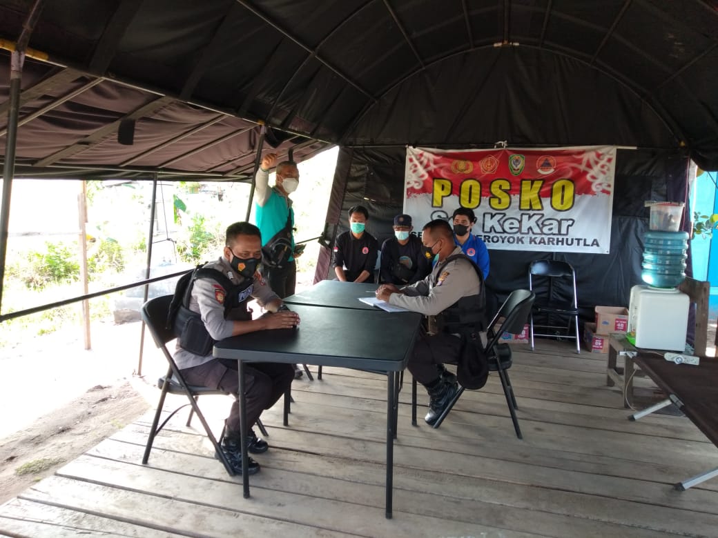 Personel Polres Seruyan bersama tangani Karhutla dengan siaga bersama unsur-unsur terkait, di posko Karhutla "Serkekar" Polres Seruyan, Jumat (18/6/2021). Foto : Tbn