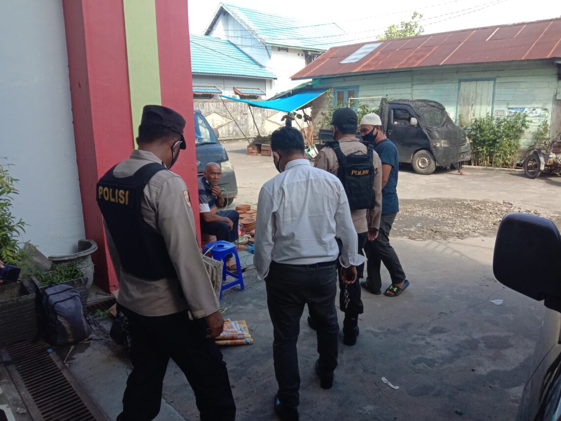 Personel Polres Seruyan kepada masyarakat dalam rangka menciptakan situasi kamtibmas yang kondusif serta melakukan sosialisasi protokol kesehatan kepada masyarakat, Senin (5/7/2021). Foto : TN