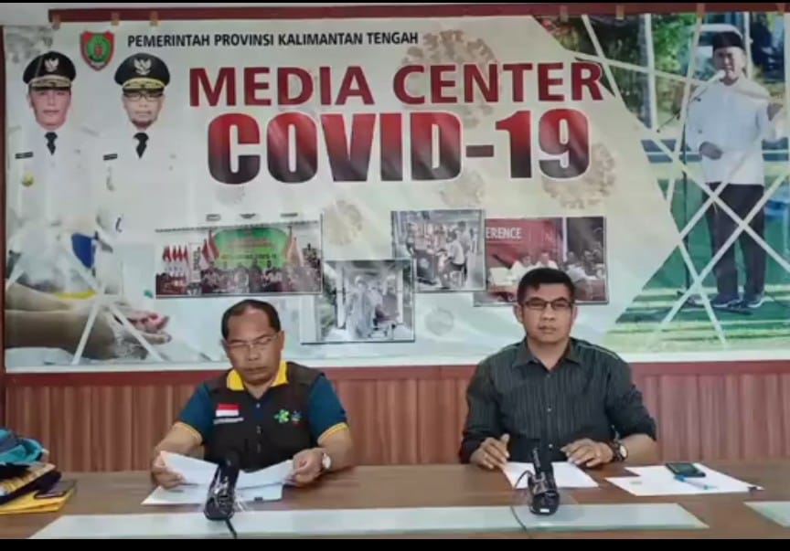 Wakil Ketua Tim Gugus Percepatan Penanganan Covid-19 Kalteng, dr Suyuti Samsul saat jumpa pers, Sabtu (28/3/2020). Foto : mmc