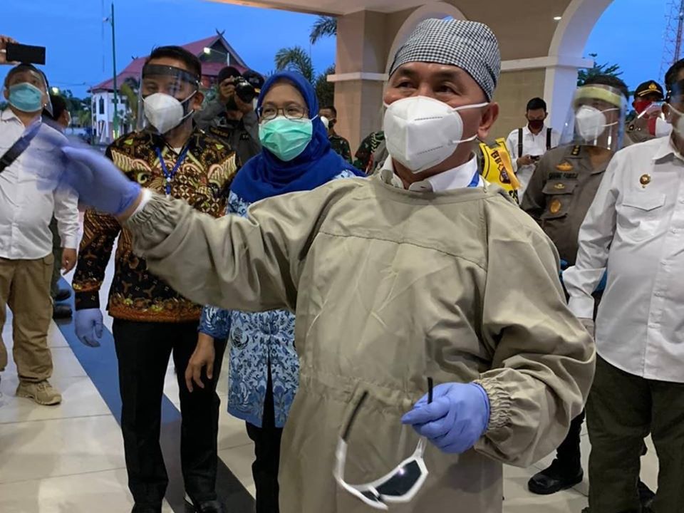 Gubernur H Sugianto Sabran saat meninjau rumah sakit perluasan penanganan Covid-19 di Asrama Haji Al Mabrur Jl G Obos Palangka Raya, Rabu (17/6/2020). Foto : mmc