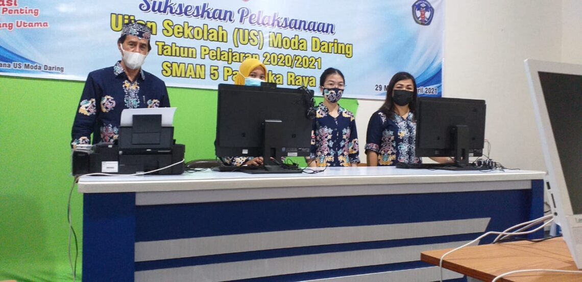 USBK-Kepala Sekolah SMAN 5 Palangka Raya Drs M Ramli Mpd dan sejumlah guru saat pelaksanaan USBK hari ke empat, Kamis (1/4).