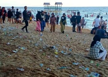 Tumpukan Sampah di Sepanjang Pantai Ujung Pandaran Disoroti Dewan