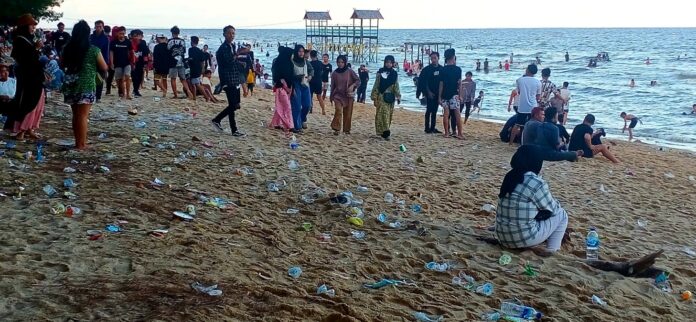 sampah berserakan di Pantai Ujung Pandaran