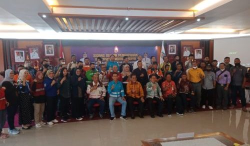 Wakil Bupati Murung Raya foto bersama dengan berbagai pihak di Puruk Cahu