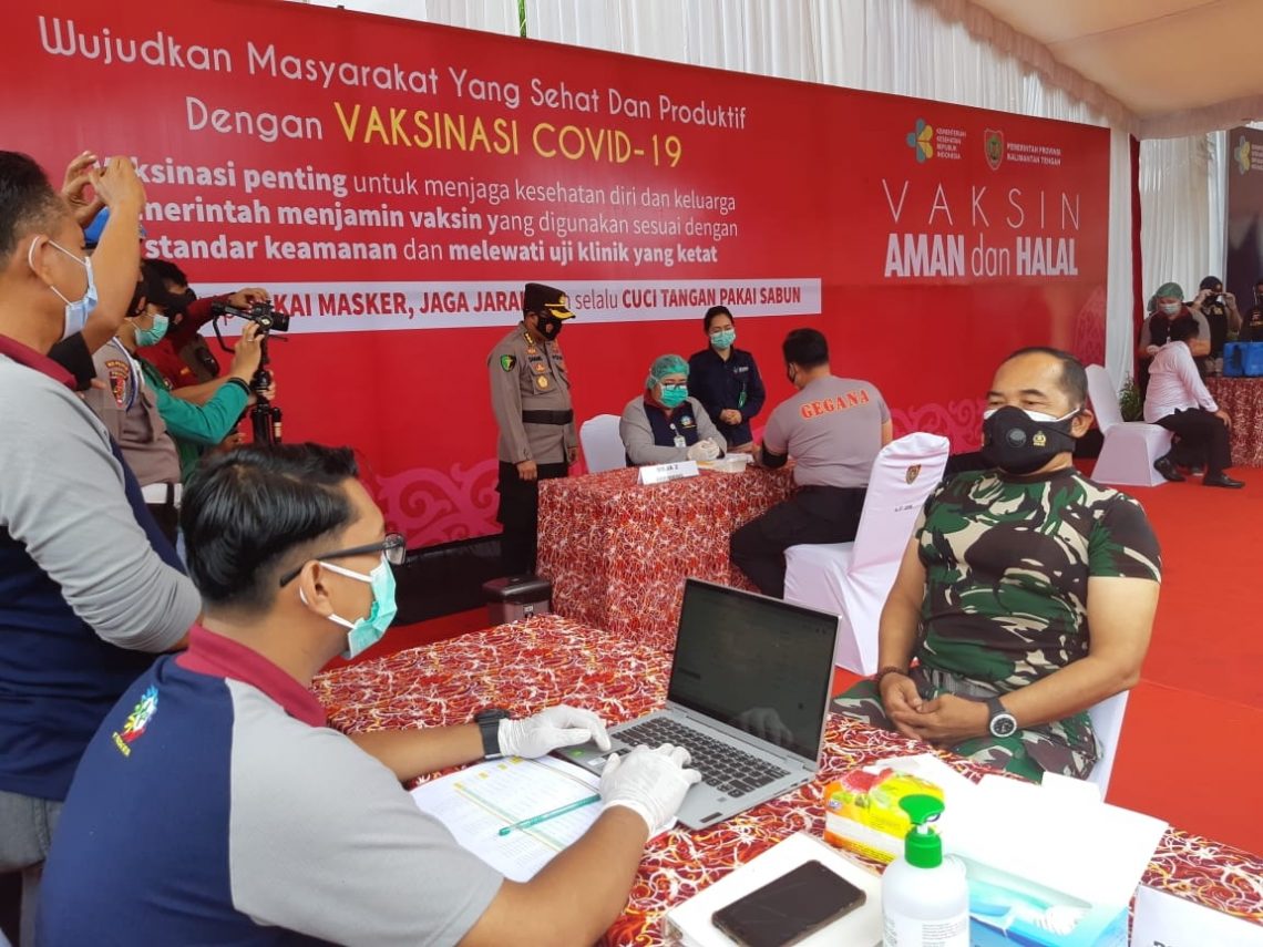 Danrem 102/ Pjg, Brigjen TNI Purwo Sudaryanto mengikuti kegiatan pencanangan Vaksinasi yang dilaksanakan di halaman Kantor Gubernur Kalimantan Tengah, jalan RTA. Milono kota Palangka Raya, Kamis (14/01/2021).
