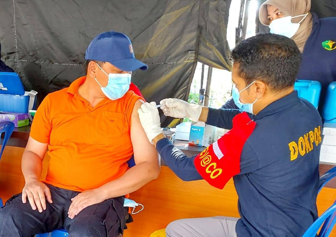 VAKSINASI-Heru saat menjalani vaksniasi covid-19, belum lama ini.