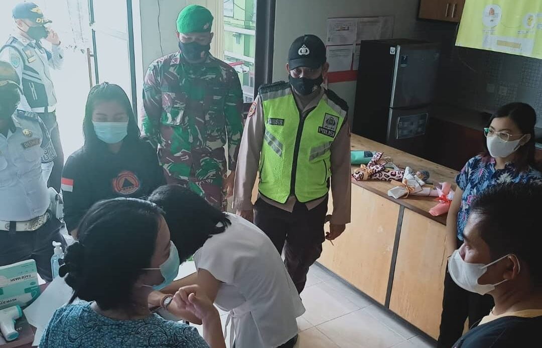 Anggota Satgas Covid-19 Palangka Raya, melakukan asistensi dan pengawasan penerapan protokol kesehatan (prokes) pada kegiatan masyarakat, yang berlangsung di sekitaran Kota Palangka Raya, Kalimantan Tengah, Sabtu (19/6/2021) yang dimulai pukul 08.30 WIB. Foto : Tbn