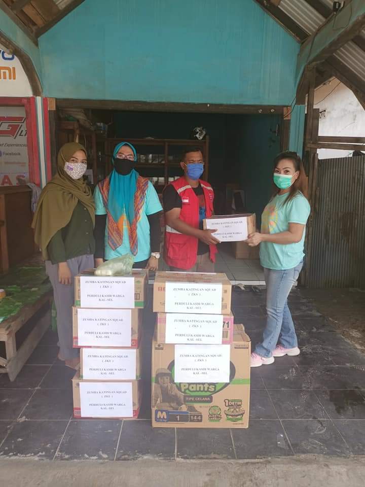 SERAHKAN BANTUAN- Pimpinan Sanggar ZKS Kasongan dan Kereng Pangi Yany Agusweny saat menyerahkan bantuan untuk korban banjir.