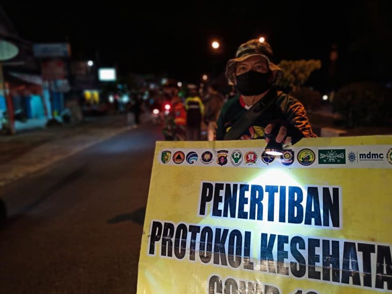 Anggota Satgas Penanganan Covid-19 Kota Palangka Raya saat melaksanakan Operasi Yustisi dan Patroli Pengawasan PPKM. FOTO : mc.isenmulangpraya