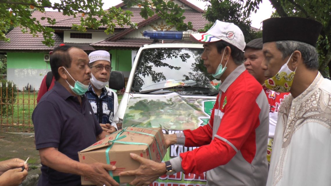 PELEPASAN-Ketua Dewan penasehat KBB Kalteng Ir.H.Abdul Razak menyerahan bantuan secara simbolis kepada Ketua Satgas KBB Peduli Banjir, H.Riduan Syahrani, di Markas KBB Jalan Thamrin Palangkaraya.