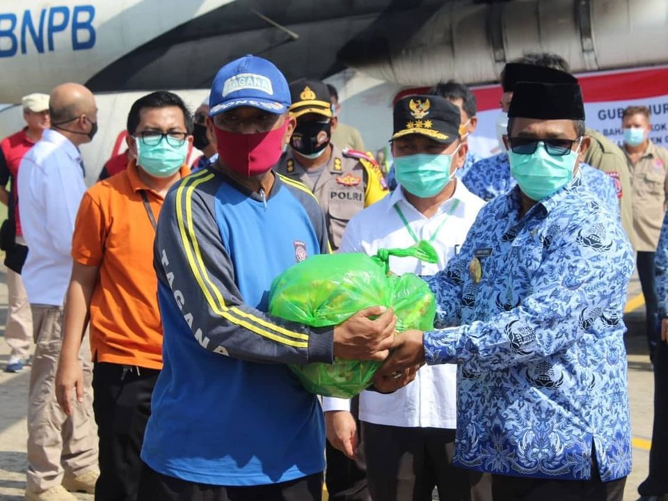 Bantuan sembako kepada korban banjir di 3 kabupaten di Provinsi Kalteng dikirim melalui udara, Kamis (17/9/2020). Foto : Ist