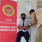 pelajar ikuti vaksinasi