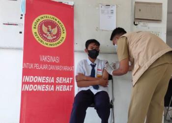 pelajar ikuti vaksinasi