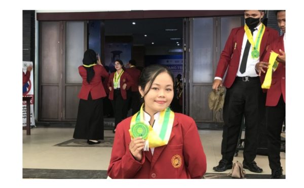 Sri April, saat lulus di Universitas Muhammadiyah Palangka Raya  penerima beasiswa bantuan pribadi Gubernur Kalteng H Sugianto Sabran