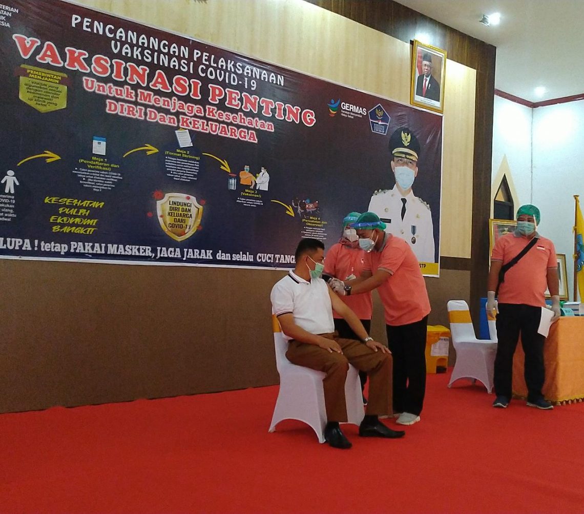 Wakil Bupati Lamandau, Riko Porwanto sedang disuntik vaksin Covid-19, Sinovac. FOTO : by.
