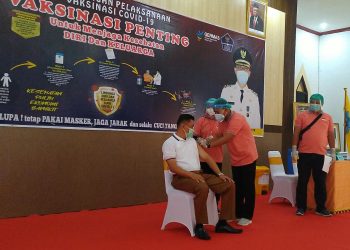 Wabup Gantikan Bupati Jadi Orang Pertama di Lamandau Disuntik Vaksin Sinovac