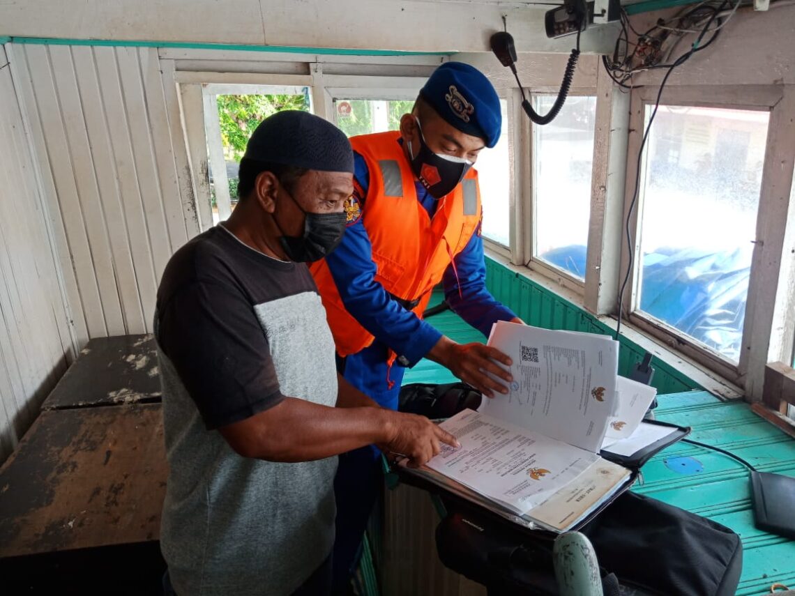 Personil Satpolairud Polres Seruyan yang sedang melaksanakan piket Mako Satpolairud Polres Seruyan, Kec. Seruyan Hilir, Kab. Seruyan melakukan patroli perairan di sekitar  DAS Seruyan, Minggu (27/06/2021). Foto : Tbn